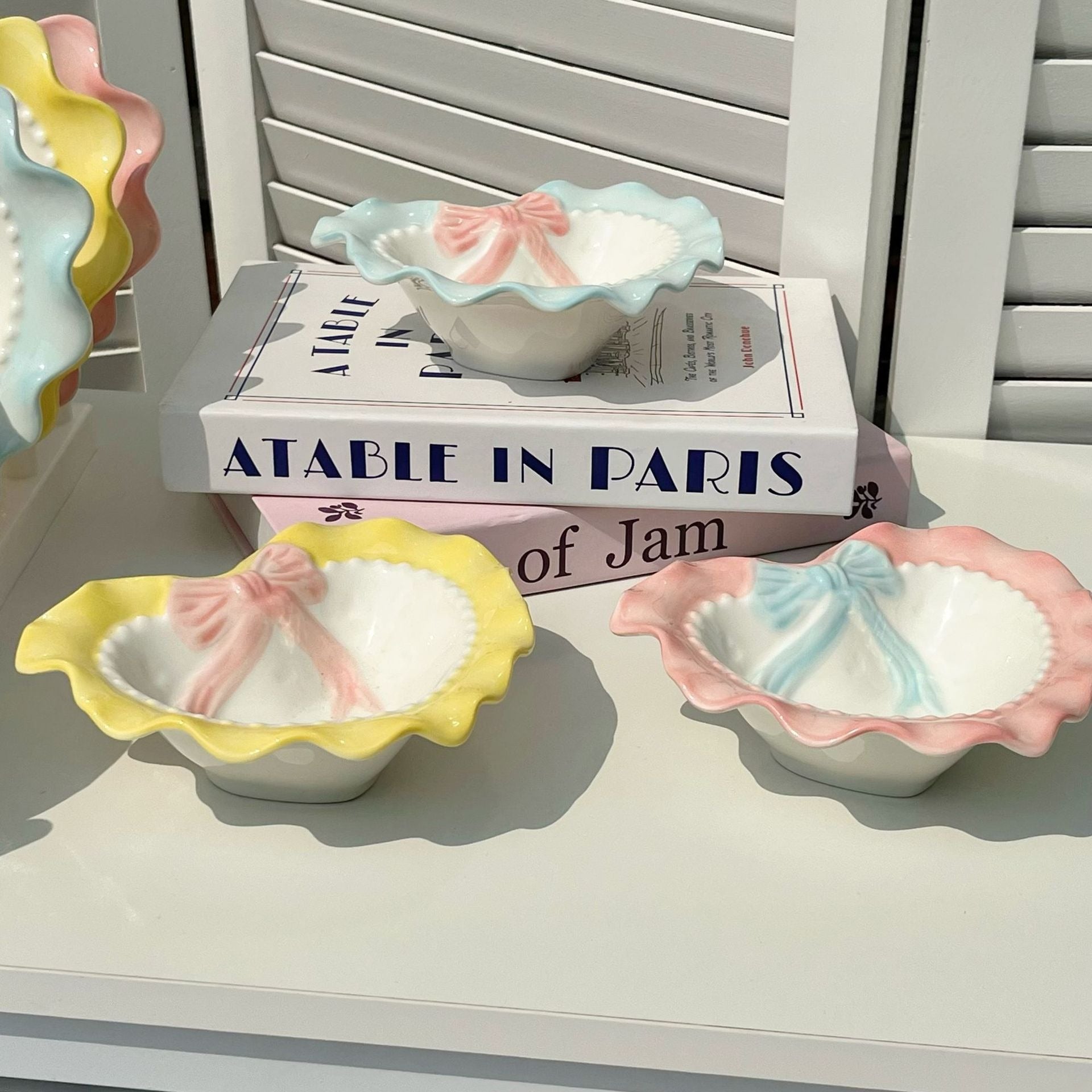 Elevated Ceramic Pet Bowl ｜Raised Design for Cats, Small Dogs