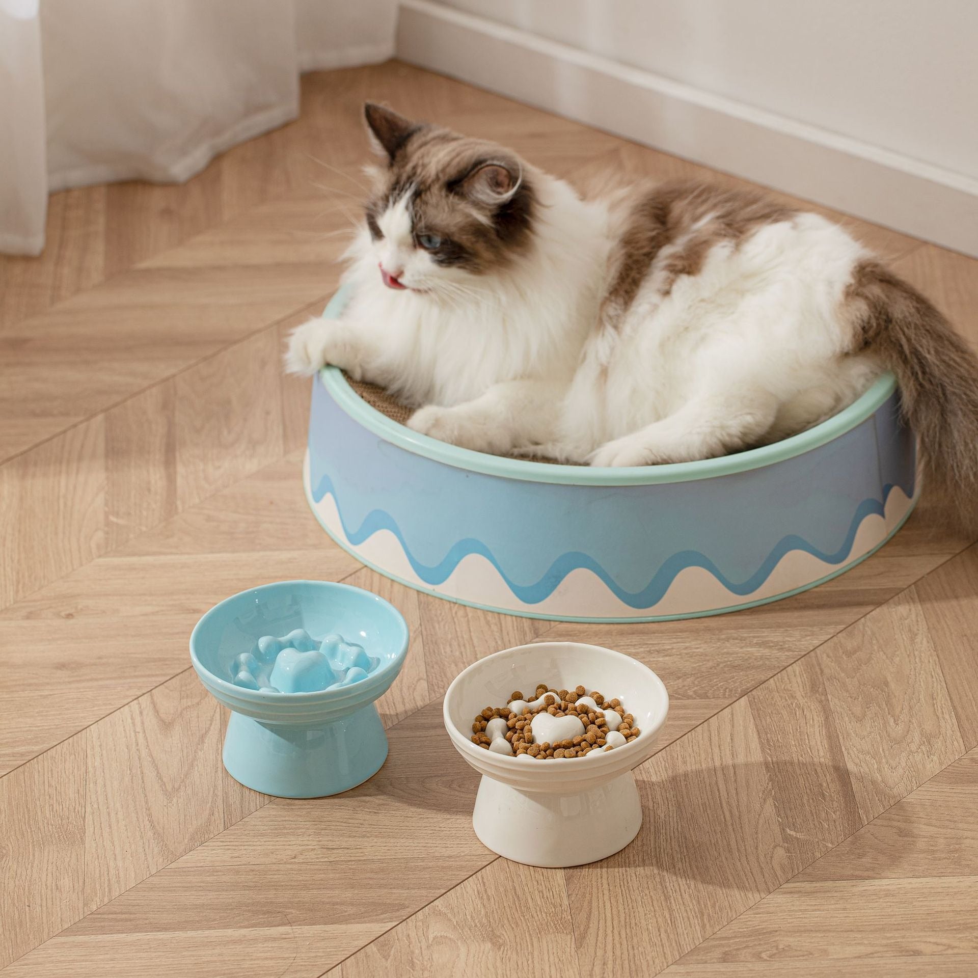 Heart-Shaped Elevated Ceramic Slow Feeder Bowl – Anti-Gulping Design for Dogs & Cats